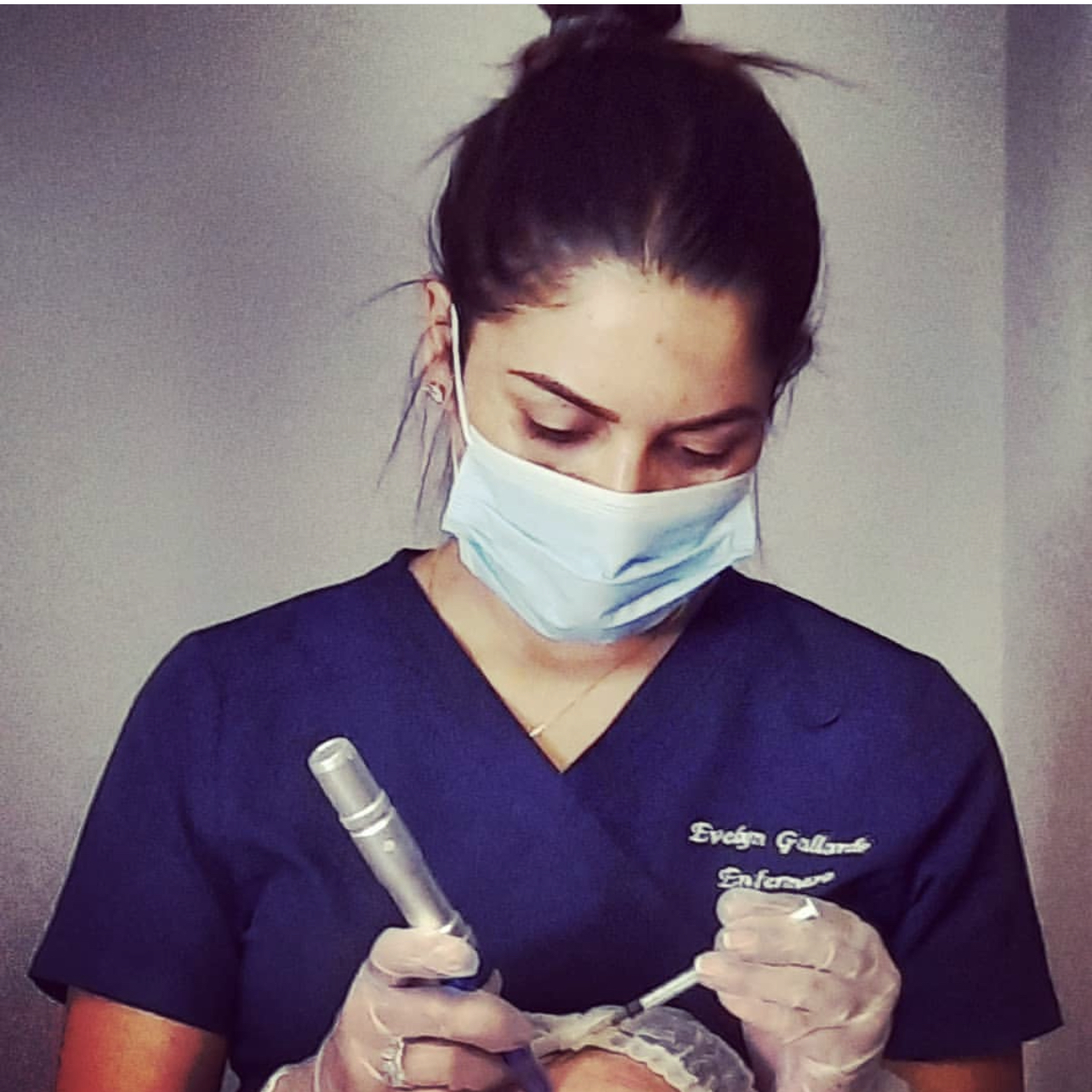 Evelyn Gallardo, enfermera, realizando un procedimiento estético